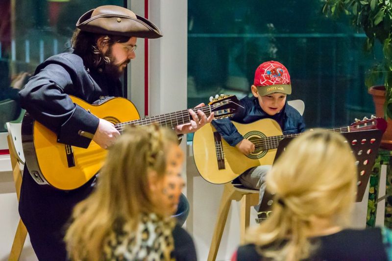 Gitarrenschüler in Unterschleißheim: Der Kostüm-Trick hilft gut gegen Lampenfieber! (Foto: B. Schmidt)